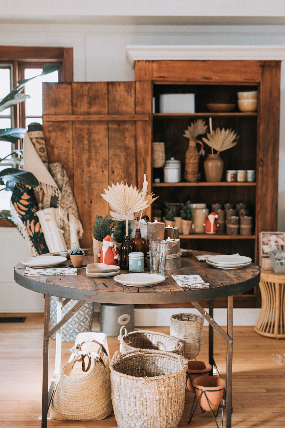 Table pliante ronde en bois recyclé et pattes de métal