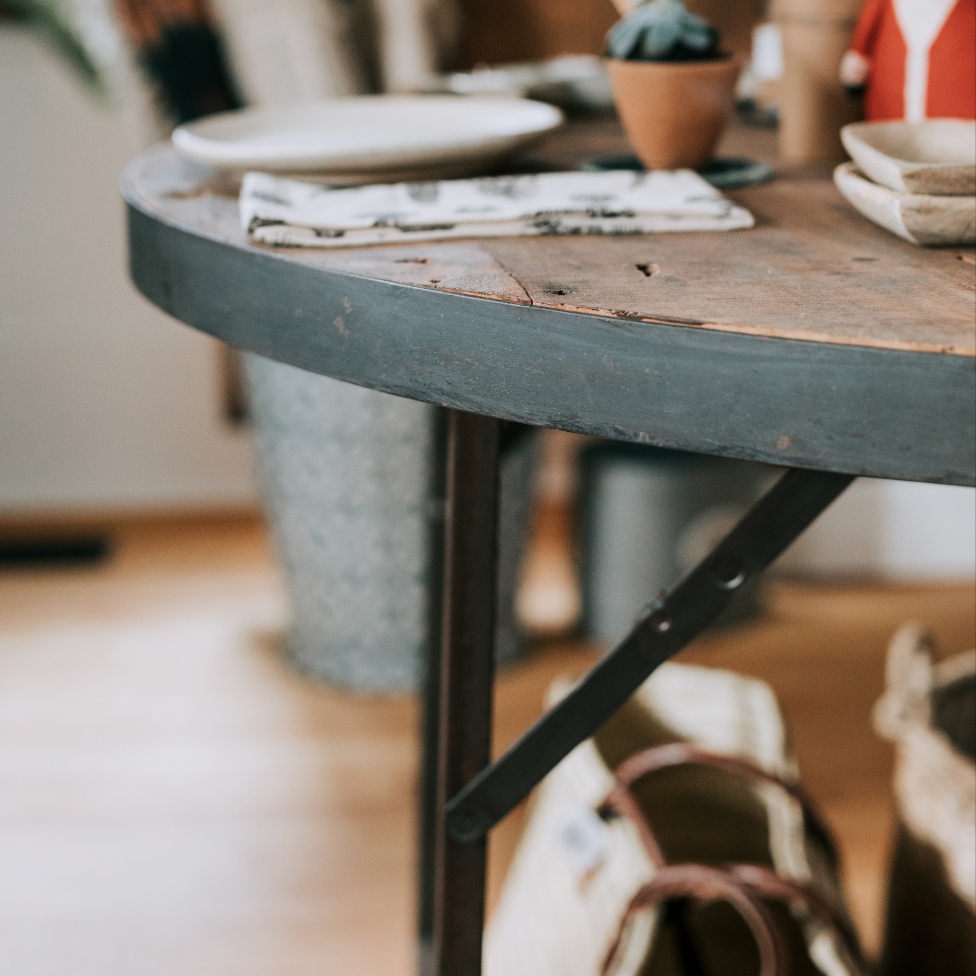 Table pliante ronde en bois recyclé et pattes de métal