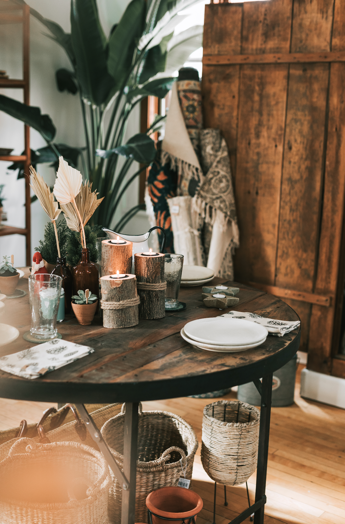 Table pliante ronde en bois recyclé et pattes de métal