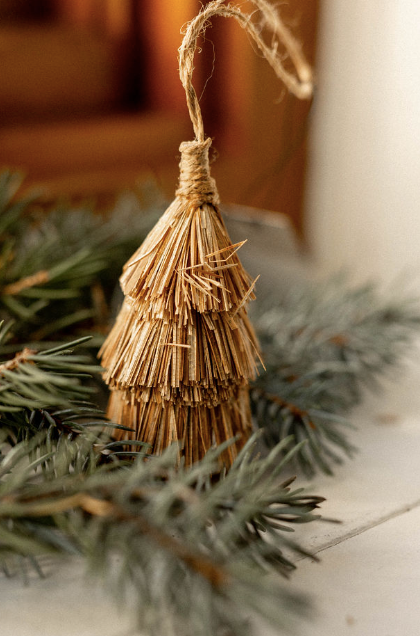 Ornement en paille en forme de sapin