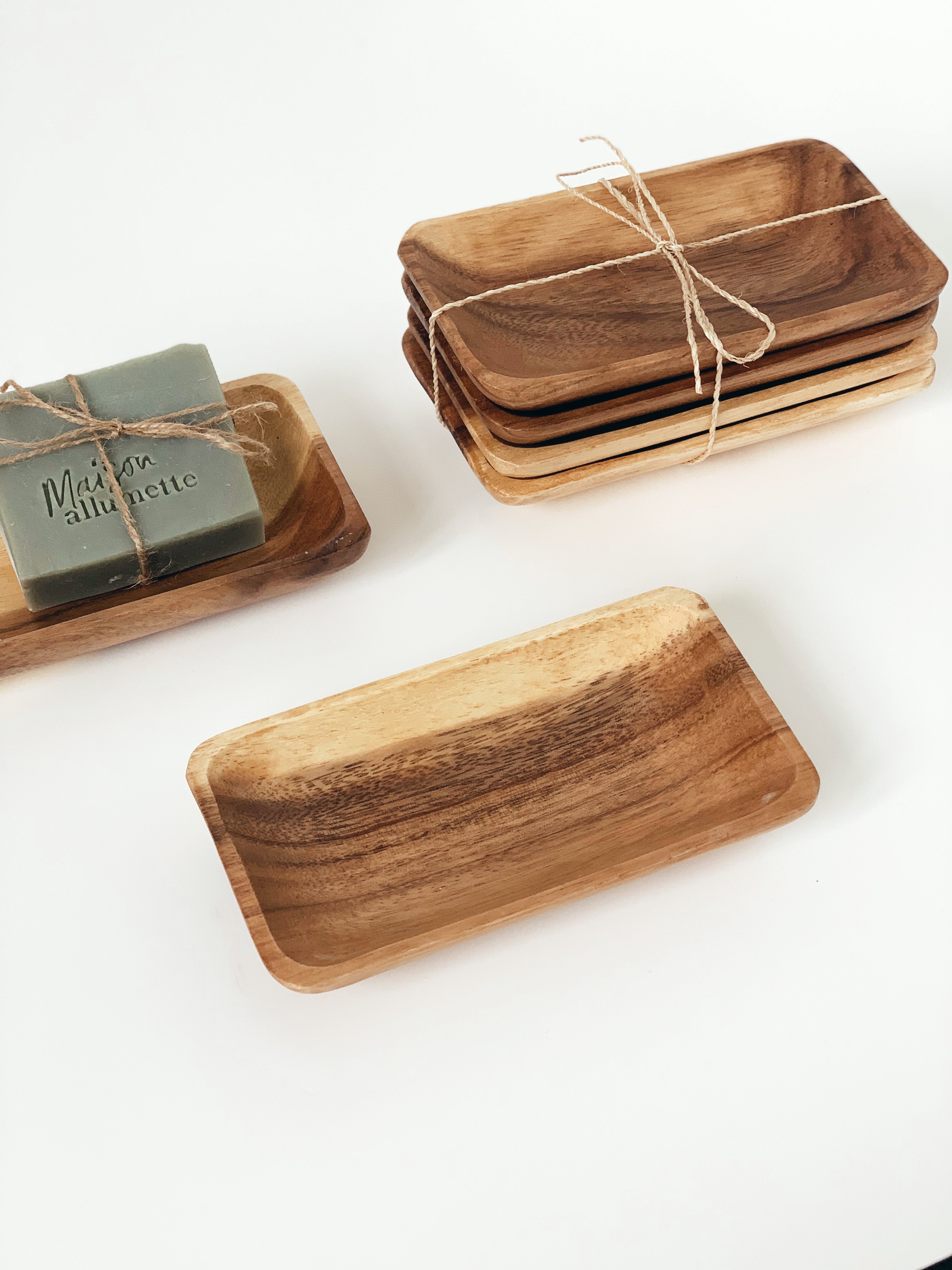 Petite assiette rectangulaire en bois