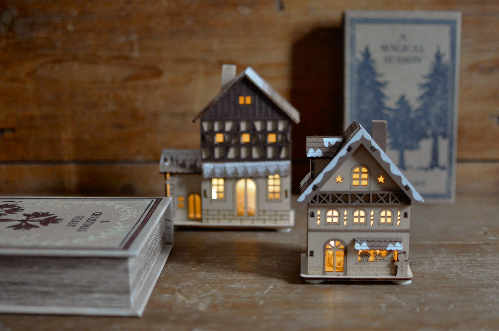 Maison de Noël en bois illuminée
